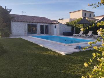 Gîte pour 2 personnes, avec jacuzzi et sauna ainsi que piscine et jardin à Saint-Étienne-du-Grès