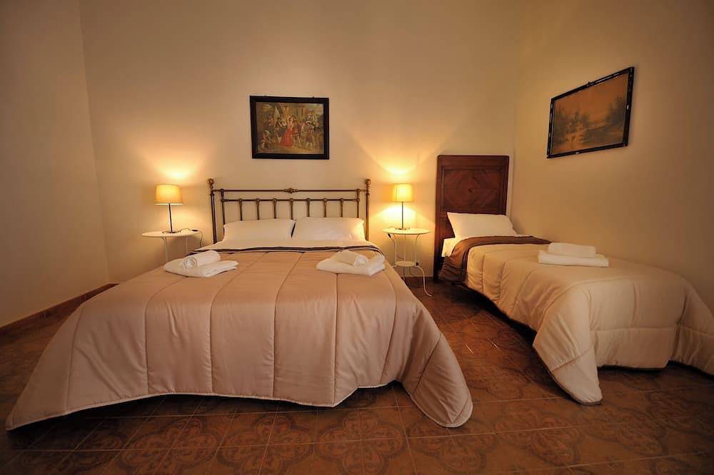 Big Square House in Pietraperzia, Enna Provinz