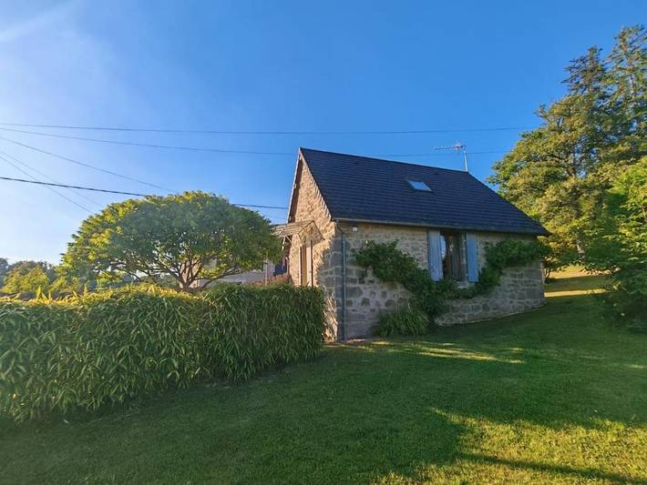Location de vacances pour 2 personnes, avec piscine et vue ainsi que jardin et terrasse à Saint-Julien-près-Bort