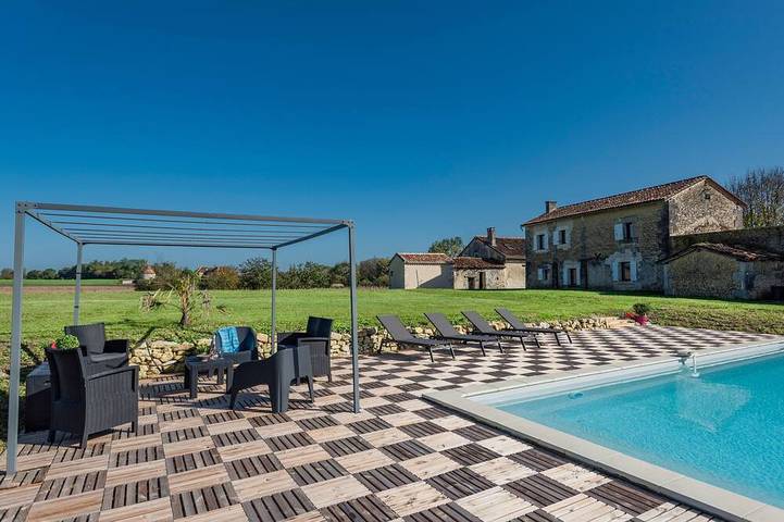 Location de vacances pour 7 personnes, avec jardin et terrasse à Champagne-et-Fontaine