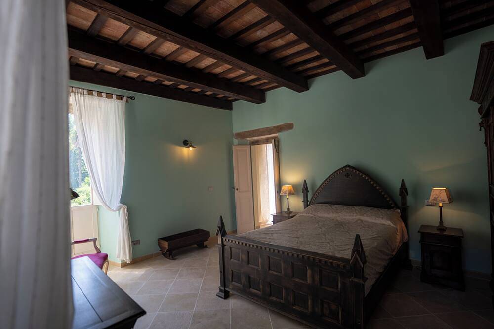 Secluded Marche Hillside Retreat — shared pool, estate grounds & alfresco dining in Amandola, Nationalpark Monti Sibillini