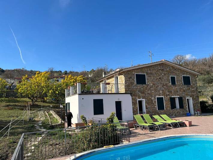 Agriturismo per 6 persone, con giardino e piscina nonché panorama in Imperia