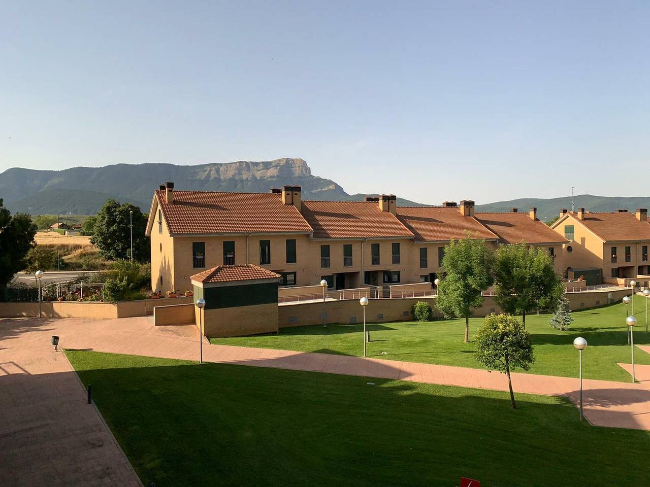 Entire apartment, Spacious 2-Bed Apartment with Pool, Balcony & Garage in Jaca in Jaca, Spanish Pyrenees