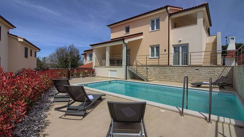 Ferienhaus für 10 Personen, mit Pool und Garten sowie Kinderpool und Balkon in Banjole