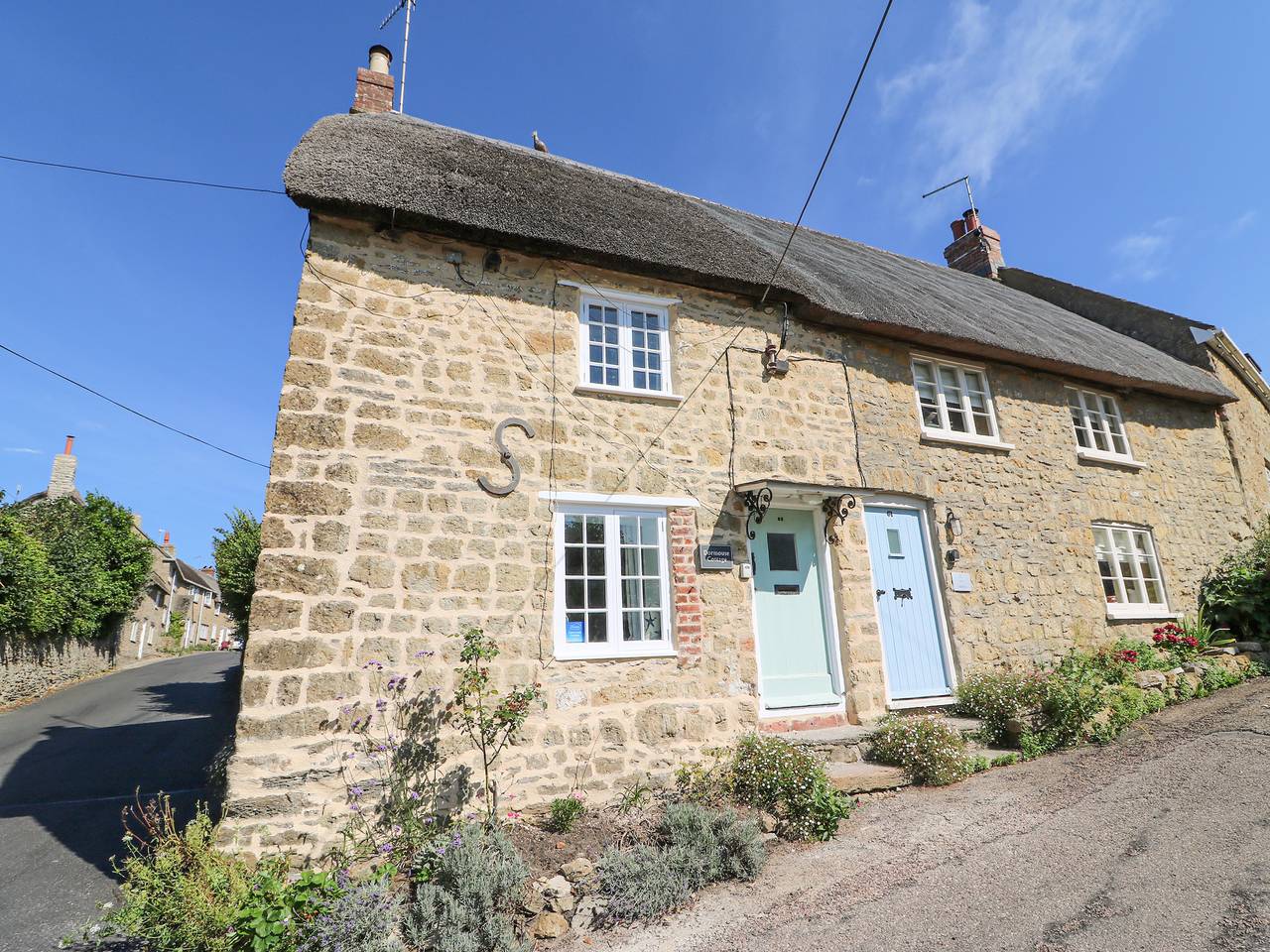 Dormouse Cottage in Burton Bradstock, Dorset