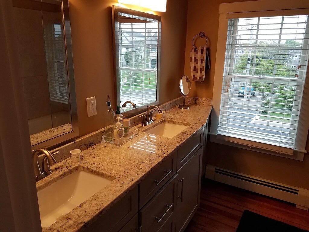 Direct Ocean Front Home gerade renoviert, oben nach unten in 2015 in Marshfield, Massachusetts