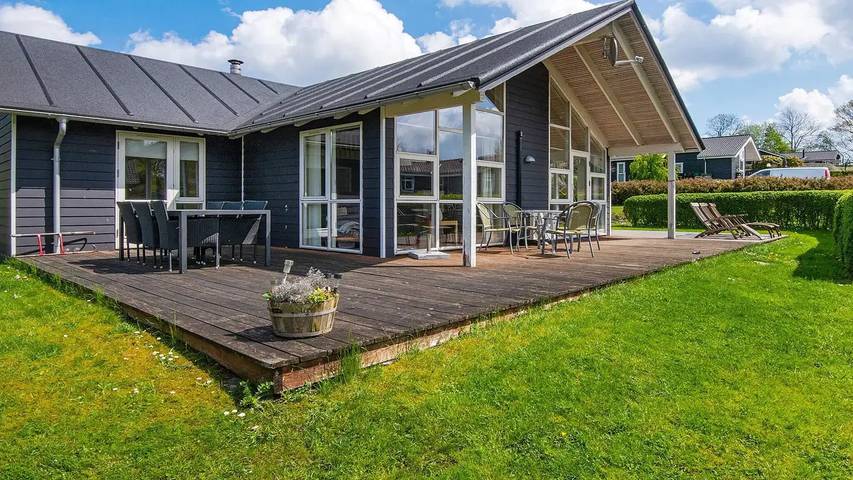 Ferienhaus für 13 Personen, mit Whirlpool und Terrasse sowie Sauna in Løjt
