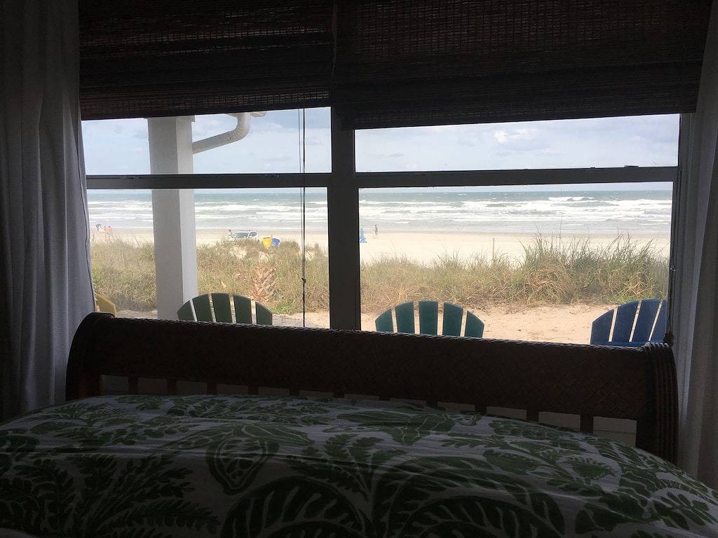 Charming Direct Oceanfront 1940 Beach Cottage in der perfekten Lage! in New Smyrna Beach, Florida