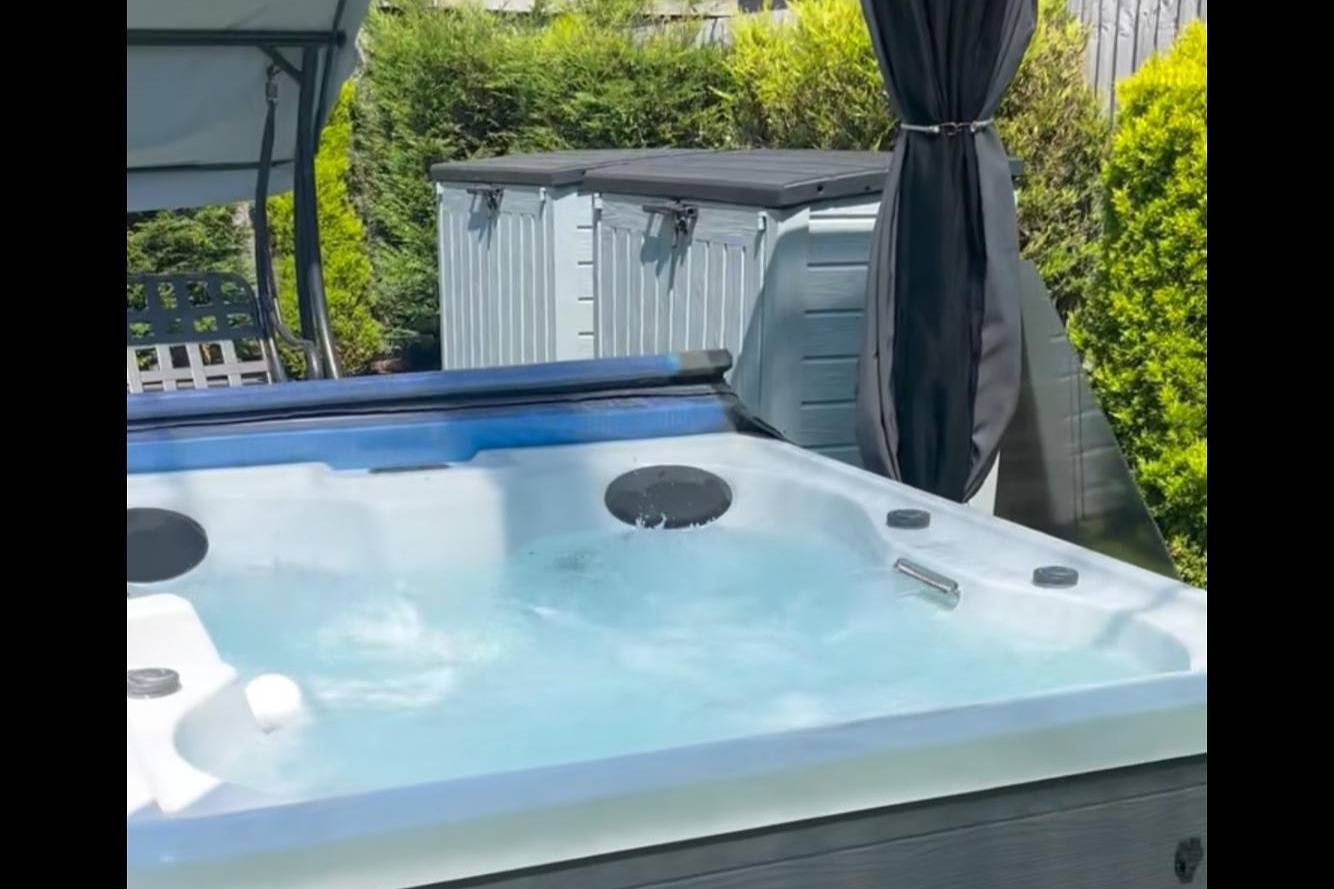Dutchy’s Gest house sleeps 5 hot tub and steam room 2 car parking space in Liverpool, Merseyside
