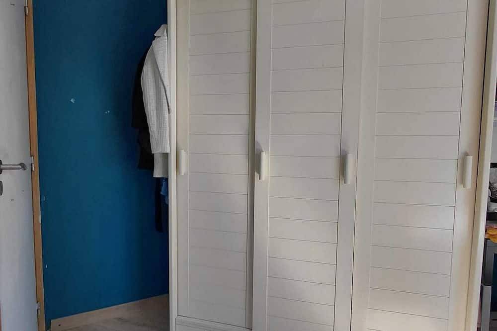 Wooden house with a large deck and a 5-person hot tub, not overlooked in Nivillac, Vannes region