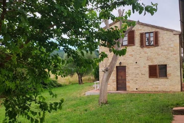 Panoramic country Villa 6/8 people in Tuscany, bbq wood-fired oven, heating, A/C in Sarteano, Provincia de Siena
