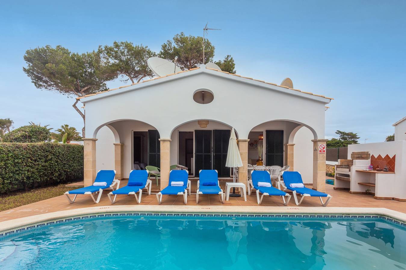 Chalet Villa El Pinar 2 con piscina, jardín y Wi-Fi in Cala Blanes, Ciudadela