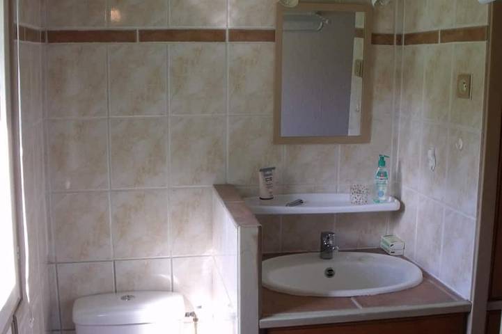 Gîte pour 2 personnes, avec piscine et terrasse ainsi que jardin et jacuzzi à Saint-Gor - 4