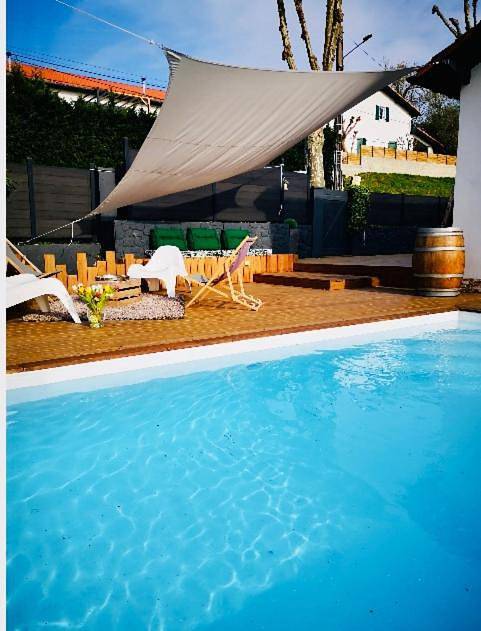 Gîte pour 6 personnes, avec piscine ainsi que terrasse et vue à Villefranque - 4