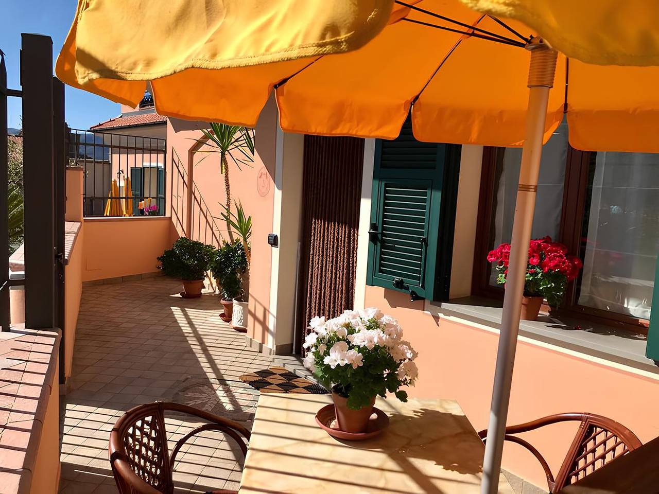 Entire studio, Studio Apartment 'Gli Angeli Nonna Erminia E Vittorio' with Shared Pool, Wi-Fi and Air Conditioning in Cenesi, Cisano sul Neva