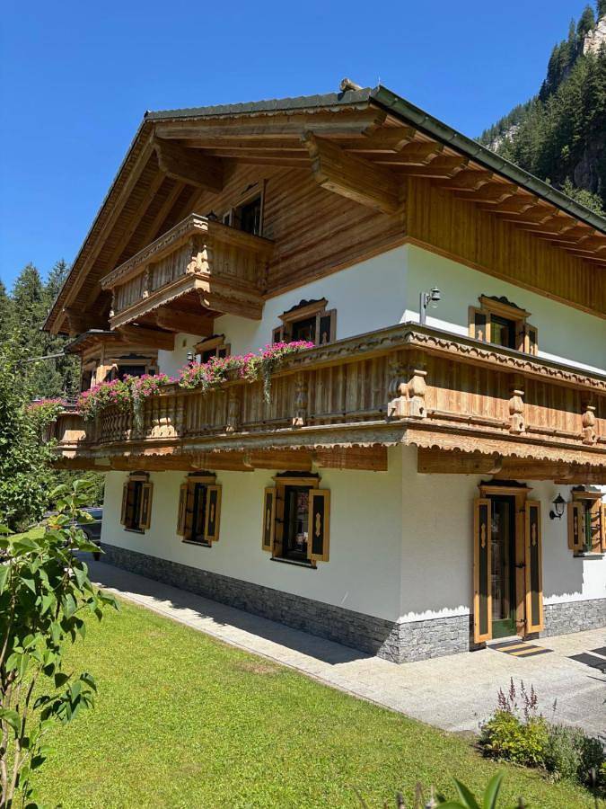 Ferienwohnung für 4 Personen, mit Balkon und Terrasse sowie Garten und Ausblick in Ginzling