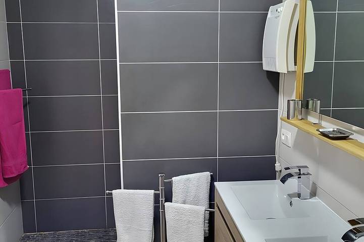Location de vacances pour 6 personnes, avec terrasse ainsi que jacuzzi et jardin à La Salvetat-Belmontet - 4