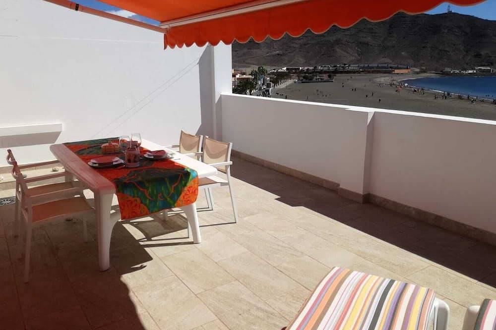 Apartamento entero, Atico de lujo en primera línea de playa con vistas espectaculares in Playa de Gran Tarajal, Gran Tarajal