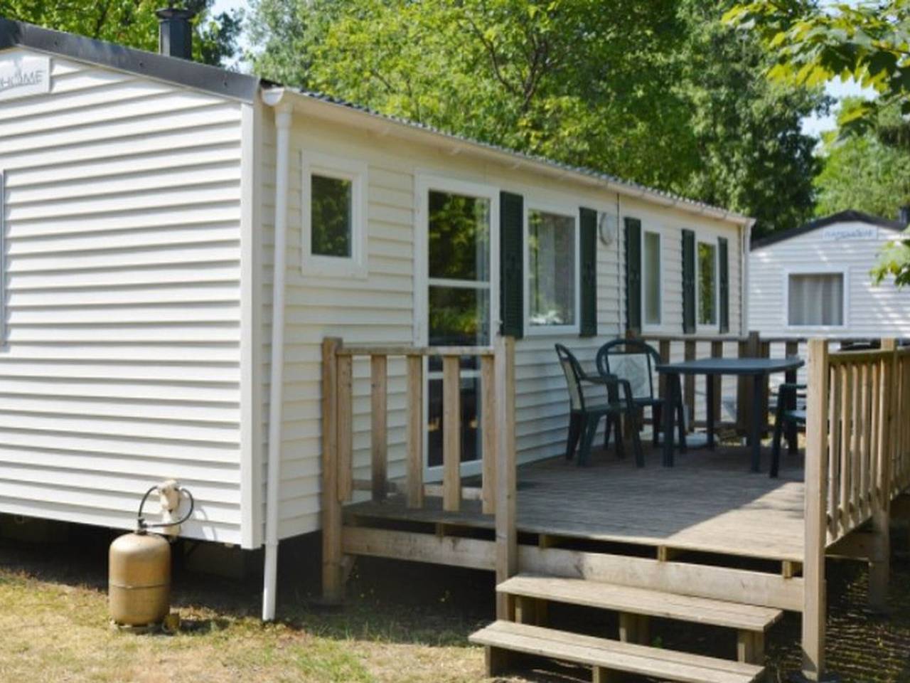 Mobil-home confortable avec terrasse pour 6 personnes in Monceaux-sur-Dordogne, Région de Tulle