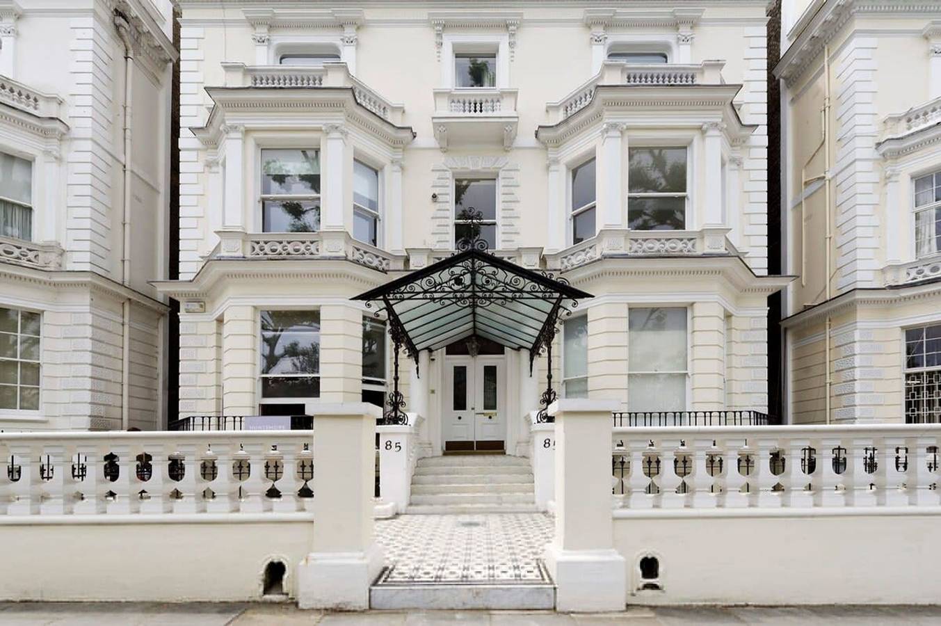 Entire apartment, Long stay discount - Studio Flat w  Garden Access  Holland Park in Kensington and Chelsea, London