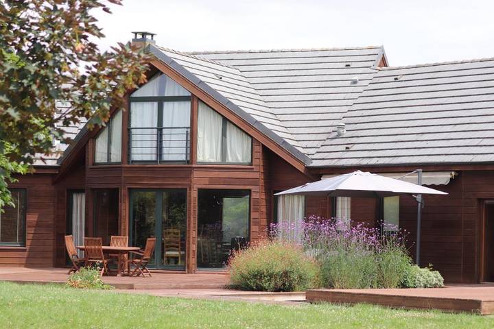 Location de vacances pour 8 personnes, avec vue ainsi que jardin et piscine, animaux acceptés à Le Mesnil-Thomas