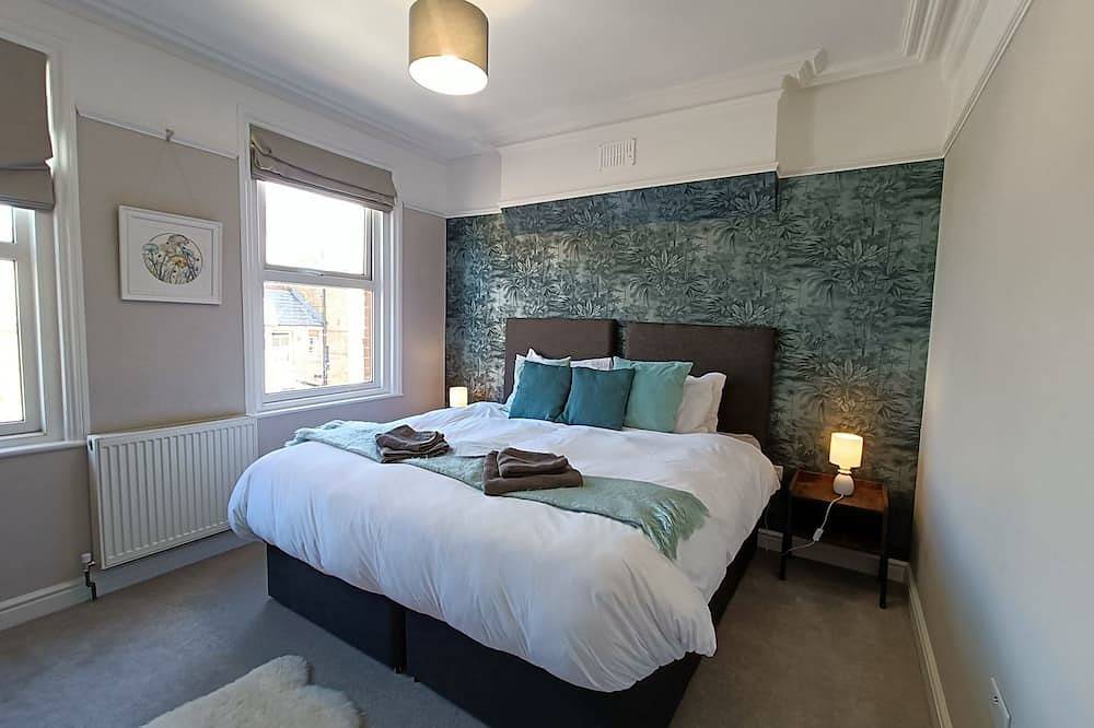 Walpole Front House: sleeps 13 people in 5 bedrooms in Botany Bay, Kent