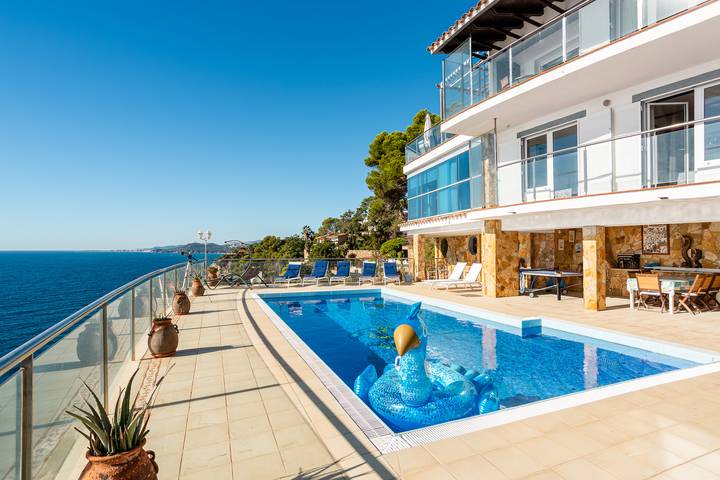 Chalet para 13 personas, con sauna además de jacuzzi y jardín, Se admiten mascotas en Provincia de Gerona