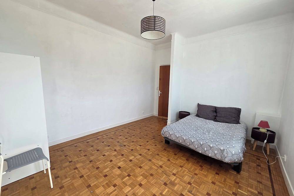 Appartement entier, Peut accueillir 14 voyageurs, spacieux, grande terrasse. in Montreuil, Seine-Saint-Denis
