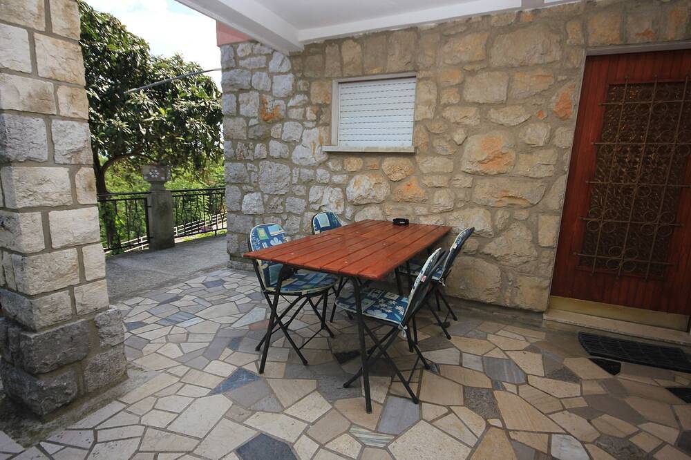 Ganze Wohnung, 1-Zimmer-Ferienwohnung mit Terrasse Medveja, Opatija (A-2305-b) in Medveja, Opatija Riviera