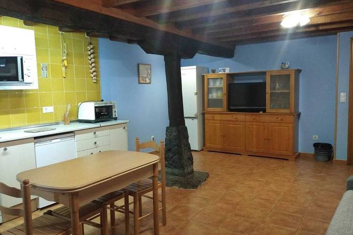 Casa rural para 2 personas, con jardín y balcón en Soba