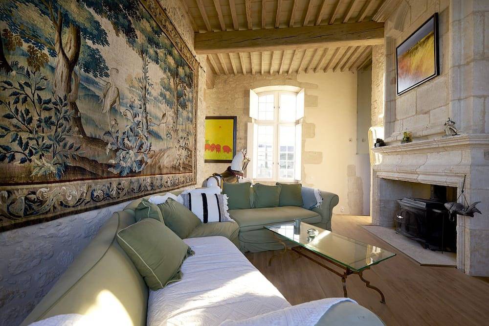 Cedar Cottage in a Exceptional 17th Century Castle in Gascony in Espiens, Région de Nérac
