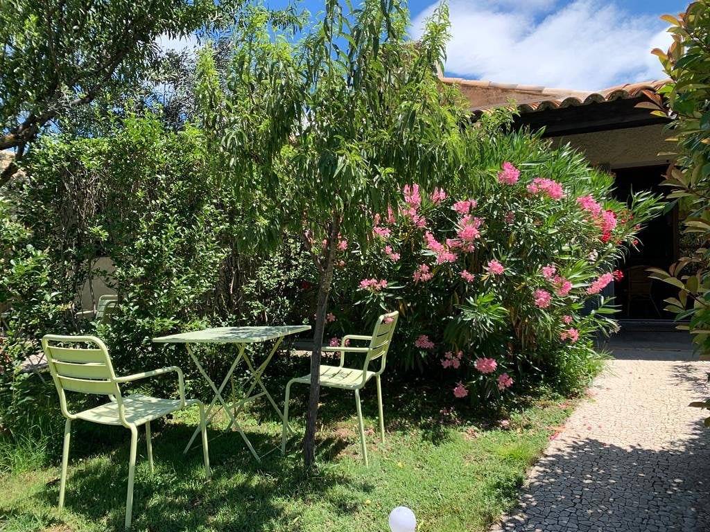 Gîtes - Studio avec terrasse in Venasque, Parc naturel régional du Mont-Ventoux