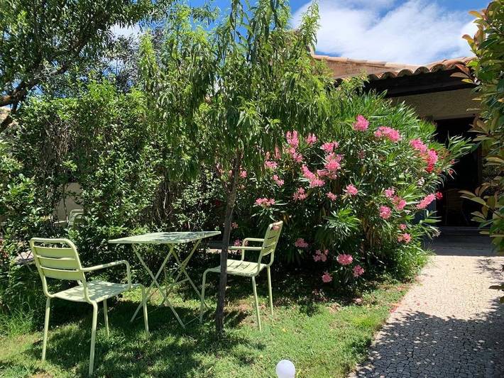 Gîte pour 3 personnes, avec terrasse ainsi que jardin et piscine, animaux acceptés à Venasque