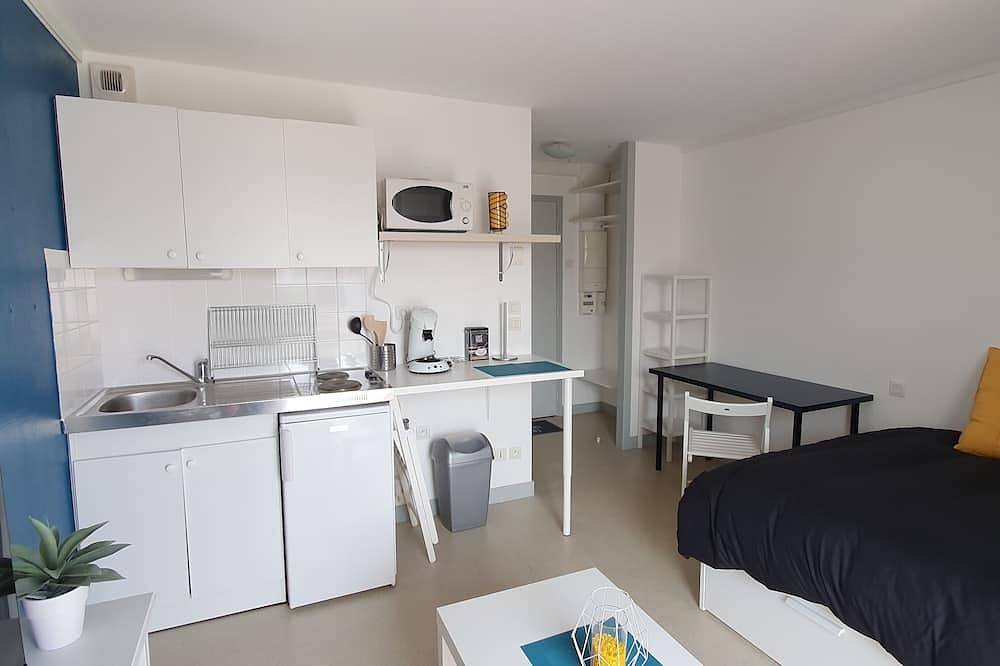 Ganze Wohnung, Quiet studio 2 steps from the old port and station with balcony in La Rochelle, La Rochelle und Umgebung