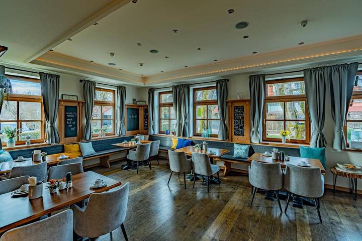 Hôtel, avec Balcon et Terrasse ainsi que Jardin et Vue à Geretsried
