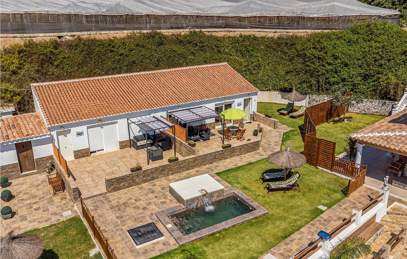 2,5 km Strandmiete mit Parkplatz und Pool. in Vélez-Málaga, Costa del Sol