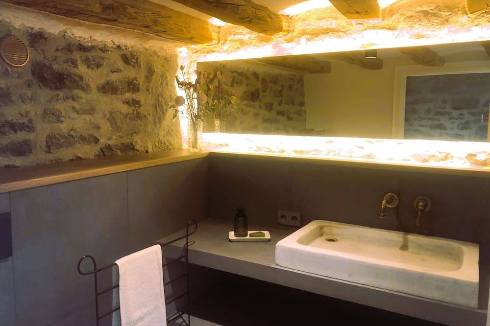 Casa rural de diseño totalmente reformada en medio de la naturaleza. in Coll de Nargó, Pirineos