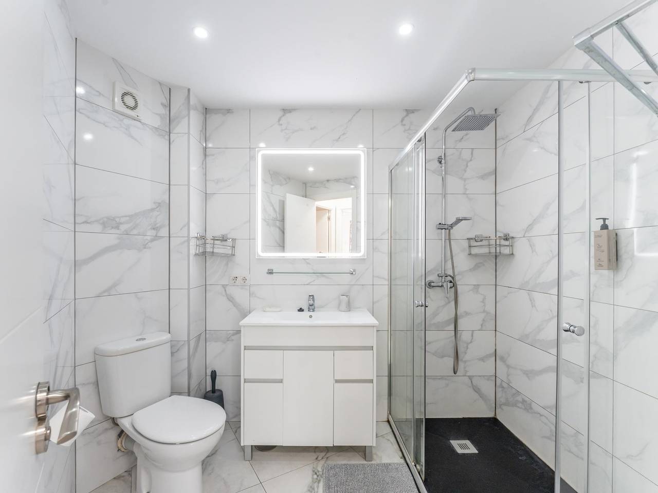 Entire holiday apartment, Vb Diana 2Bdrs with Fantastic Sea Views in Benalmádena Costa, Benalmádena