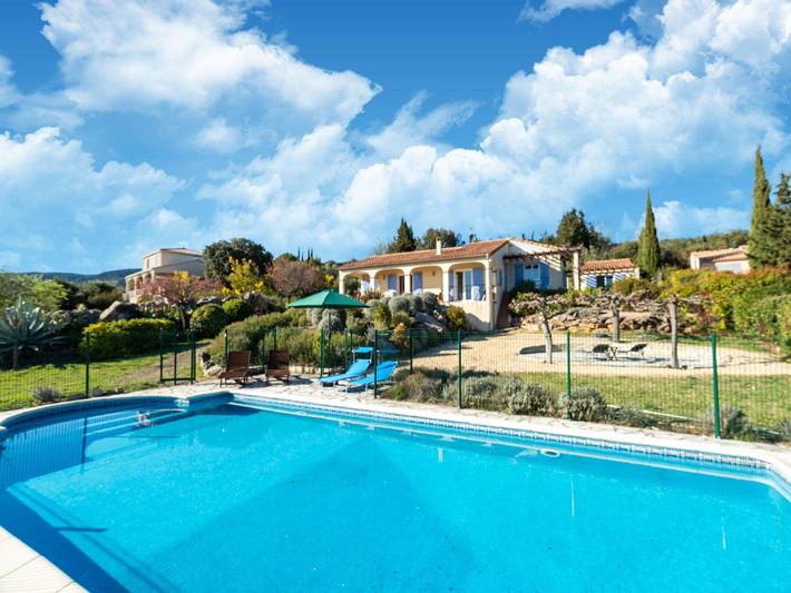 Location de vacances pour 6 personnes, avec terrasse ainsi que jardin et piscine, adapté aux familles à Félines-Minervois