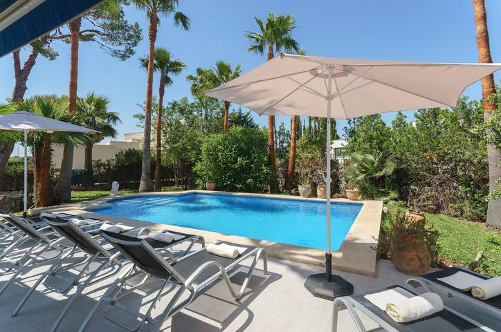 Villa "Playa" mit Bergblick, privatem Pool und WLAN in Port de Pollença, Pollença