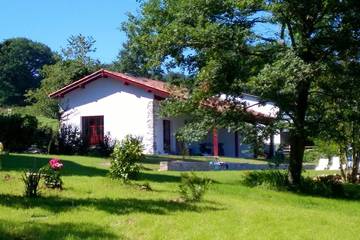 Gîte pour 5 personnes, avec piscine ainsi que jardin et terrasse à Ossès