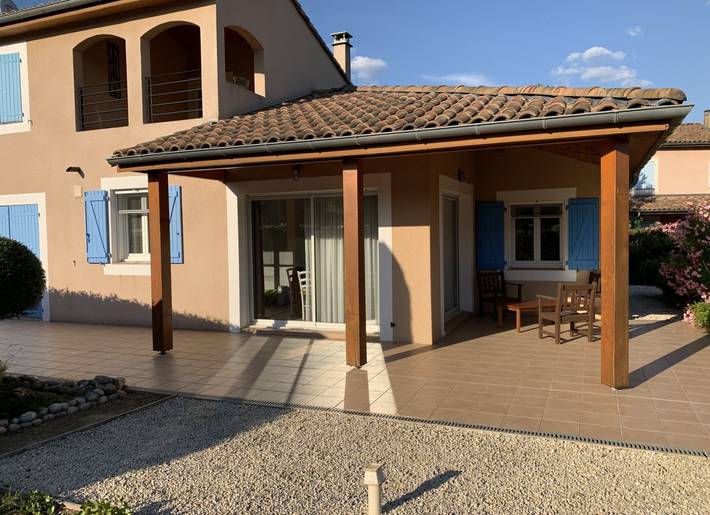 Location de vacances pour 8 personnes, avec jardin ainsi que piscine et terrasse, animaux acceptés à Vallon-Pont-d'Arc - 4