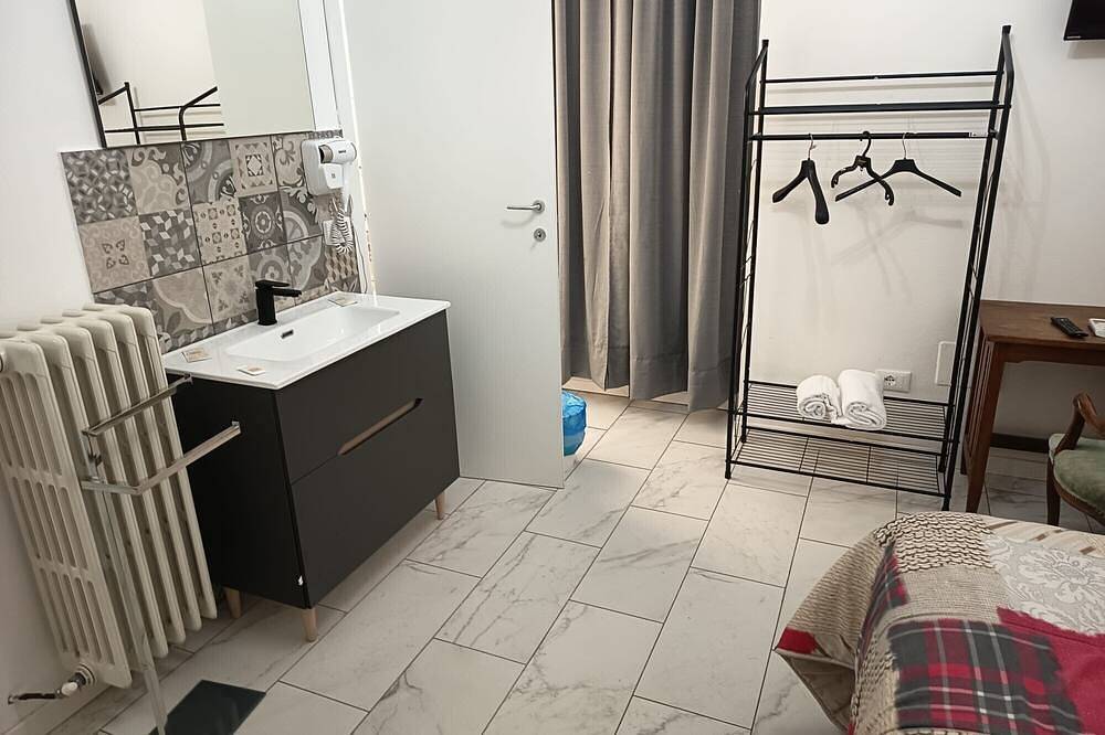 Appartamento intero, Camera Peonia - Singola con Giardino in Comune, Wi-Fi e Aria Condizionata in Prato, Provincia di Prato