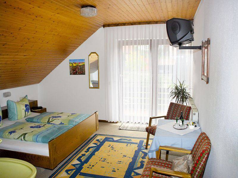 Gästehaus Benz-Hund - Doppelzimmer mit Wc und Dusche in Durbach, Mittlerer Schwarzwald