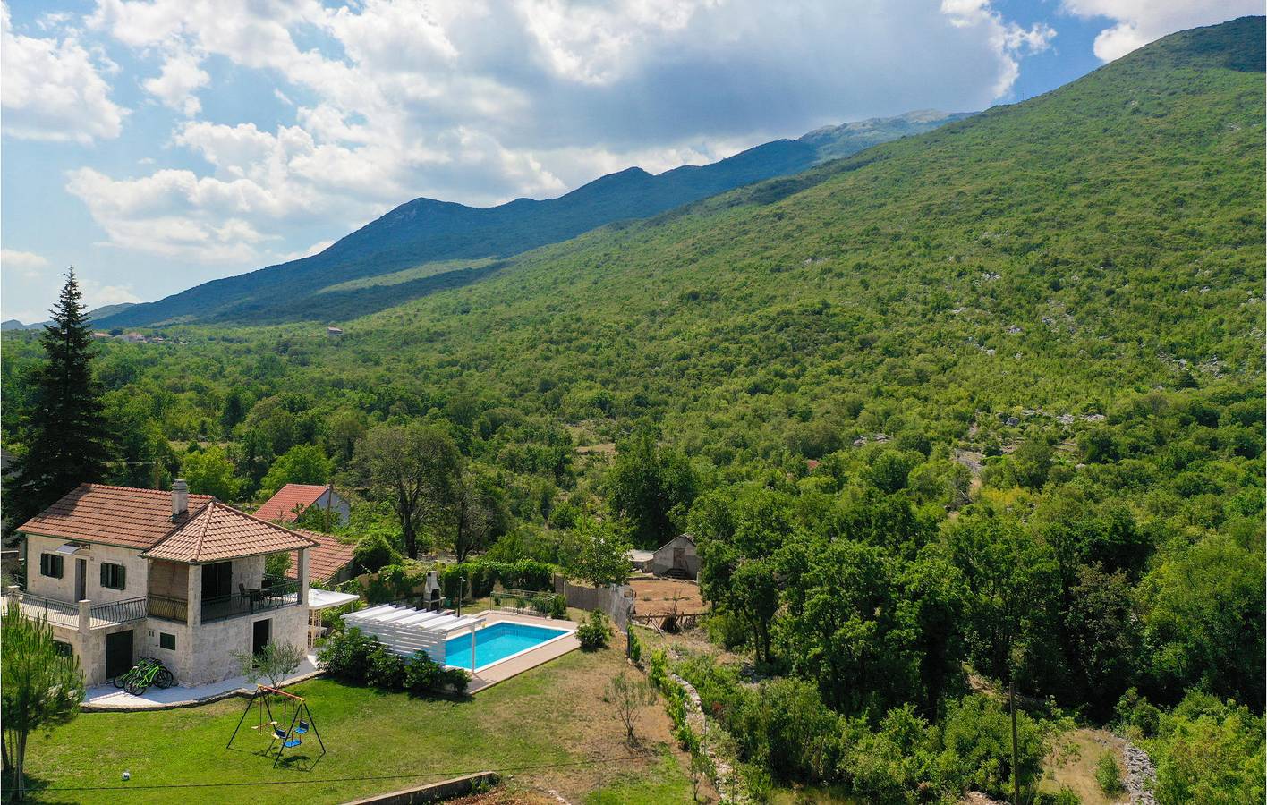 Geräumige 2-Zimmer-Wohnung mit Pool, Terrasse und WLAN in Zagvozd, Makarska Riviera
