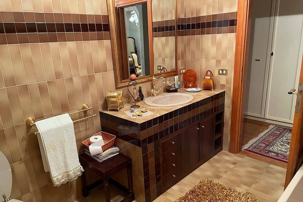Villa Monaco: Double Room in Villa with Pool, Hot Tub in Mosciano Sant'Angelo, Côte Adriatique Abruzzes