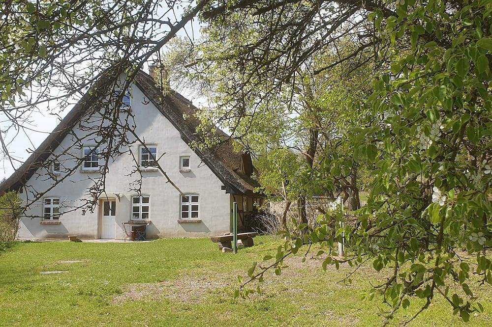 Ferienhaus Hermann (10-15Pers.), Kamin, Grillplatz, Nähe Binz, traumhafte Lage in Zirkow, Rügen