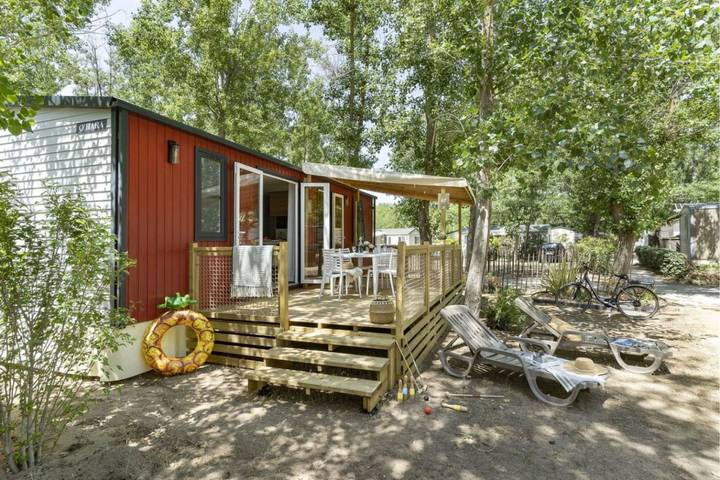 Mobil home pour 6 personnes, avec terrasse ainsi que jardin et piscine, animaux acceptés