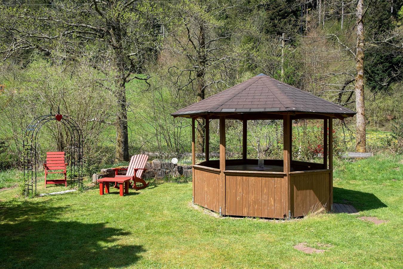 Apartamento entero, Apartamento 'Idyllische Am Waldesrand' con terraza privada, jardín compartido y Wi-Fi in Alpirsbach, Selva Negra Central