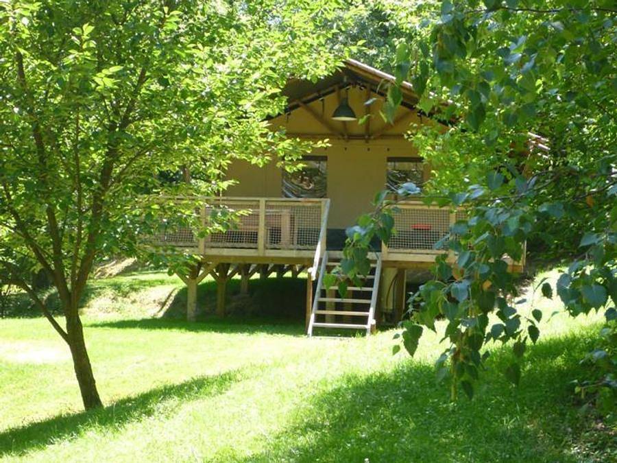 Camping Domaine de La Serre - Safarizelt 5 personen - Zelt Safari Woodlodge 59m² / 2 Zimmer - überdachte Terrasse (eigene Sanitäranlagen) in Aigues-Vives (Ariège), Ariège